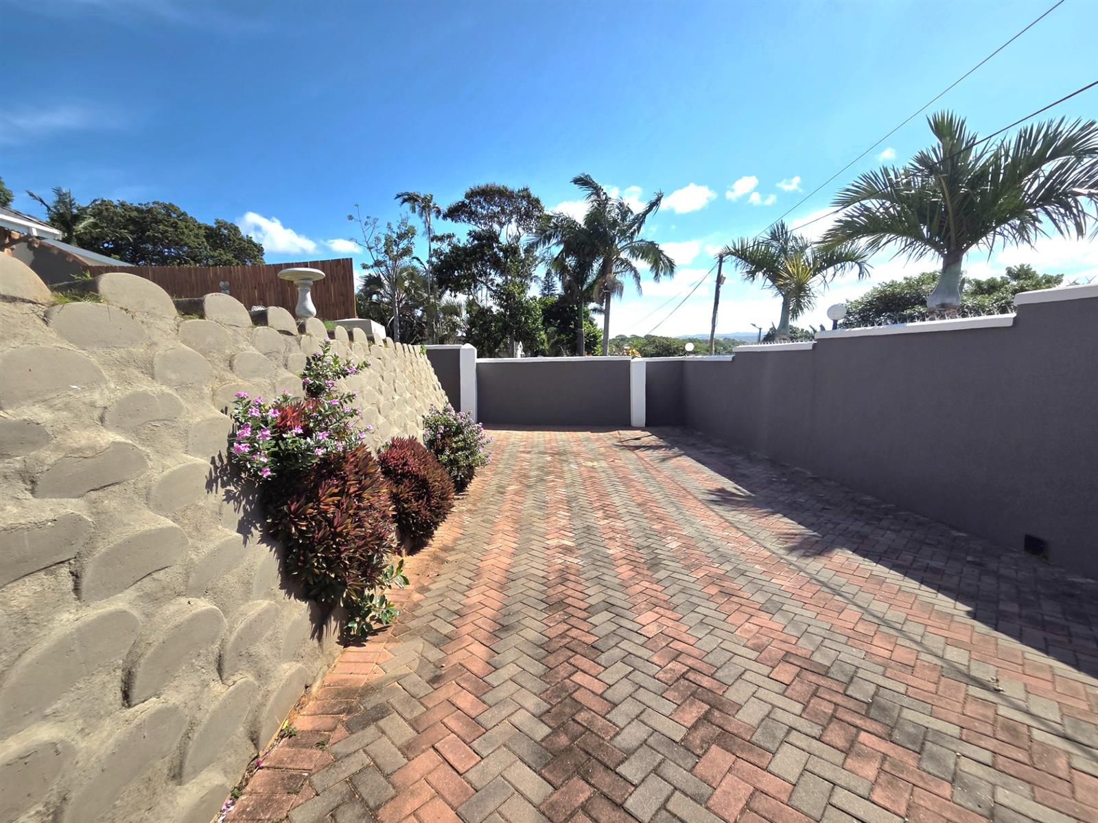Spacious Retreat with Pool and Flatlets