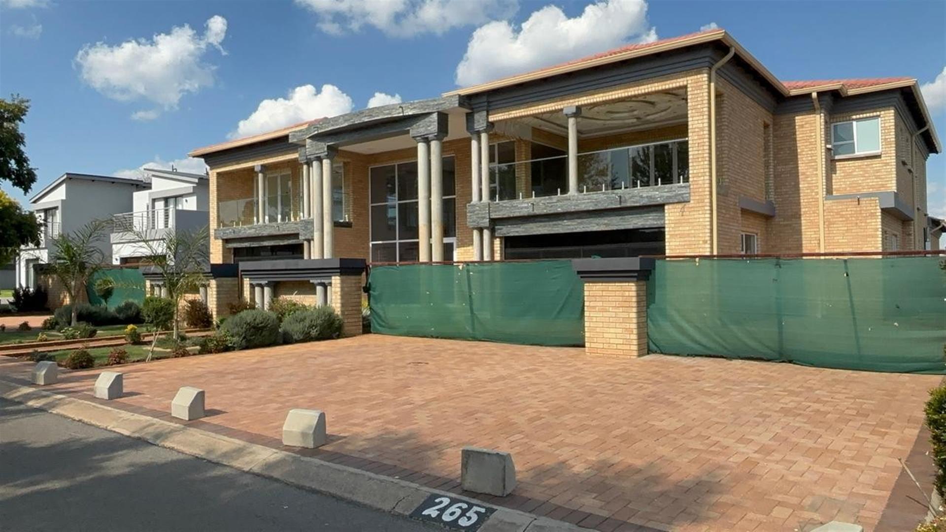 A Luxurious Dream Home For Sale in Helderwyk, Brakpan