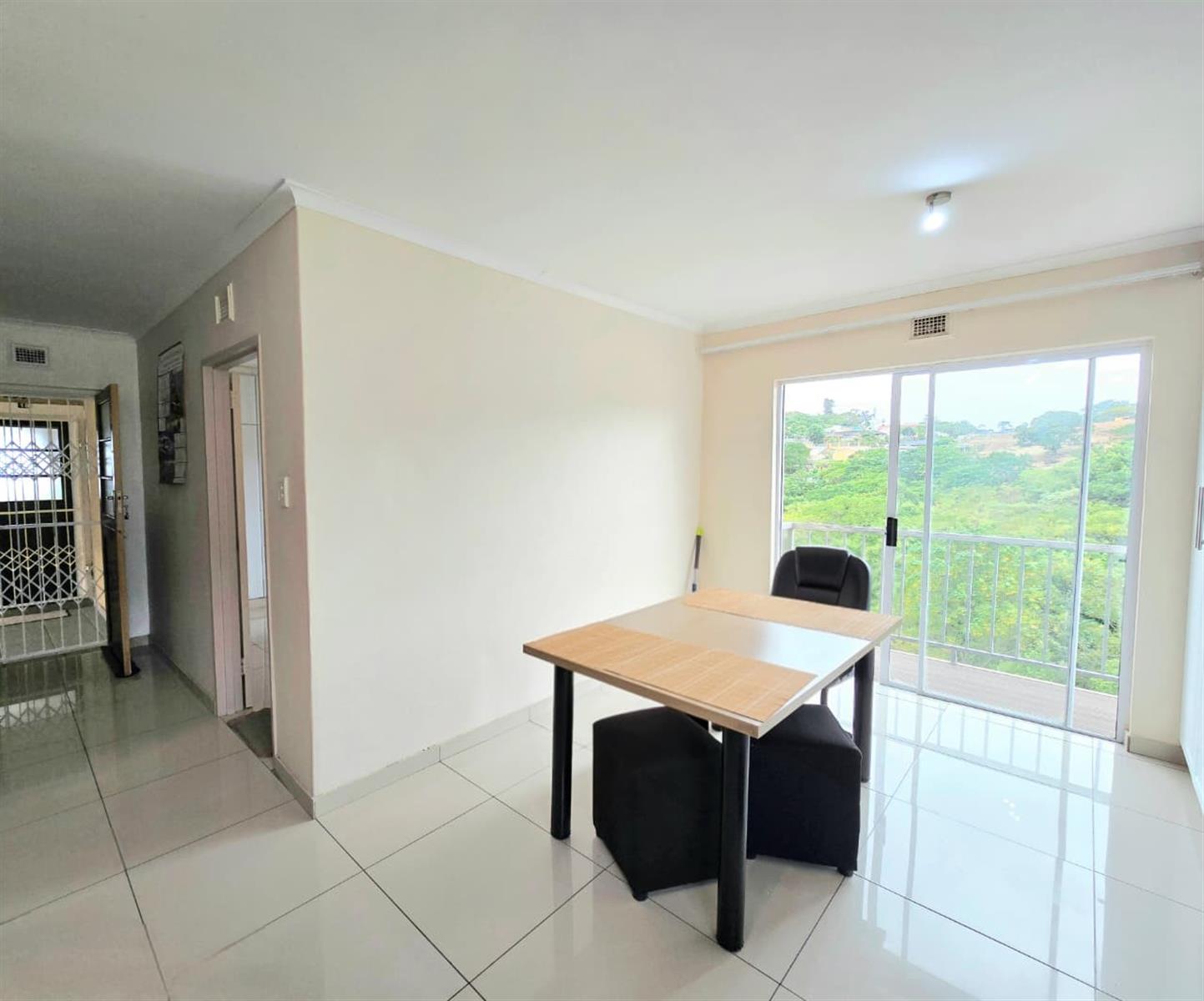 Apartment for sale in Dawncrest, Verulam, KwaZulu Natal, 83 m²