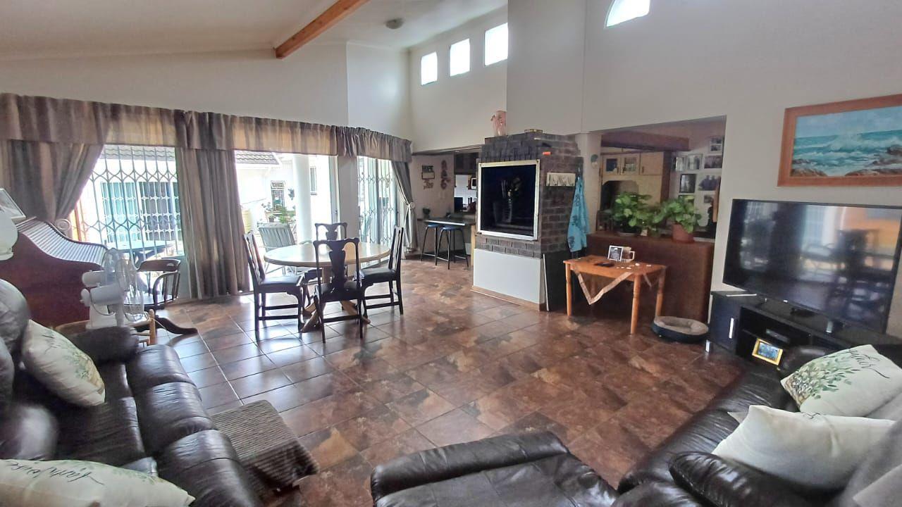 House For Sale in Vanes Estate, Uitenhage