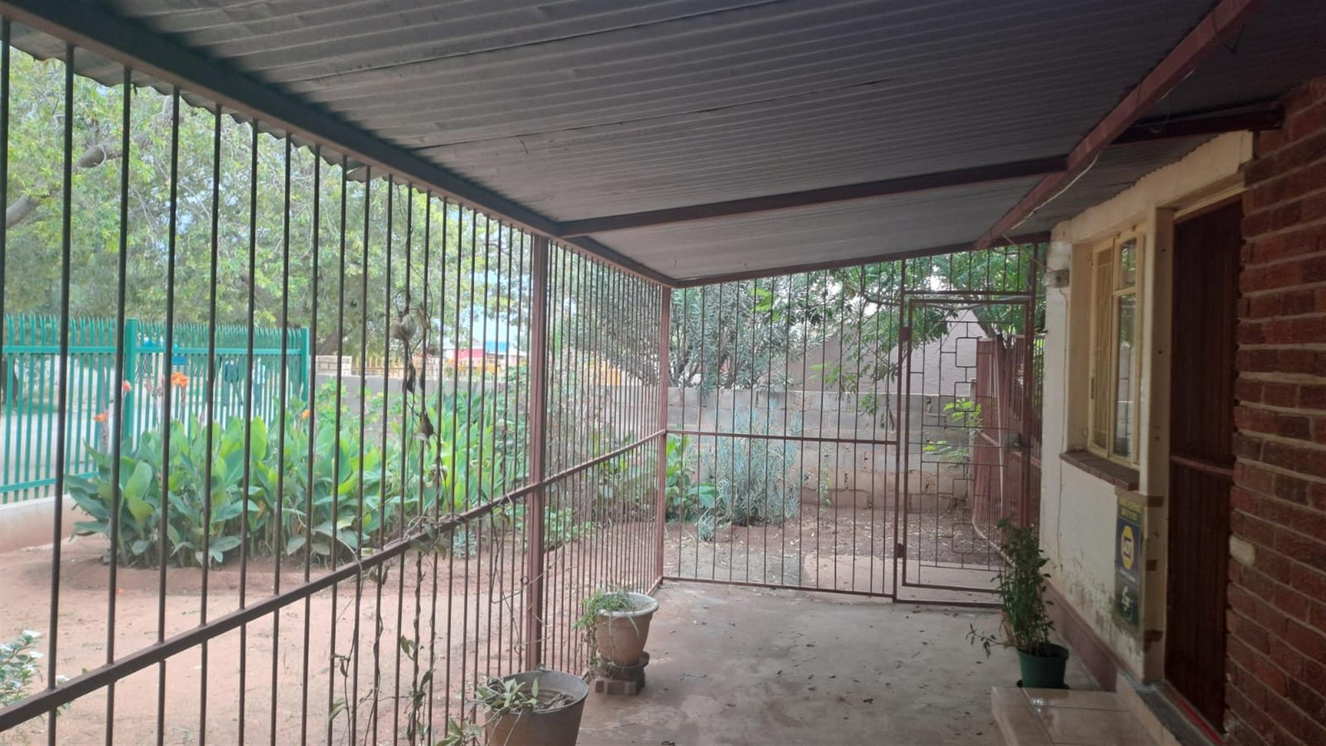 3 BEDROOM FAMILY HOUSE IN ROODEPAN FOR SALE