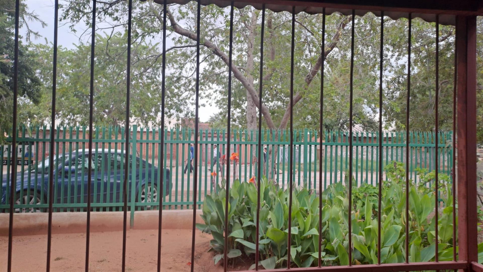 3 BEDROOM FAMILY HOUSE IN ROODEPAN FOR SALE
