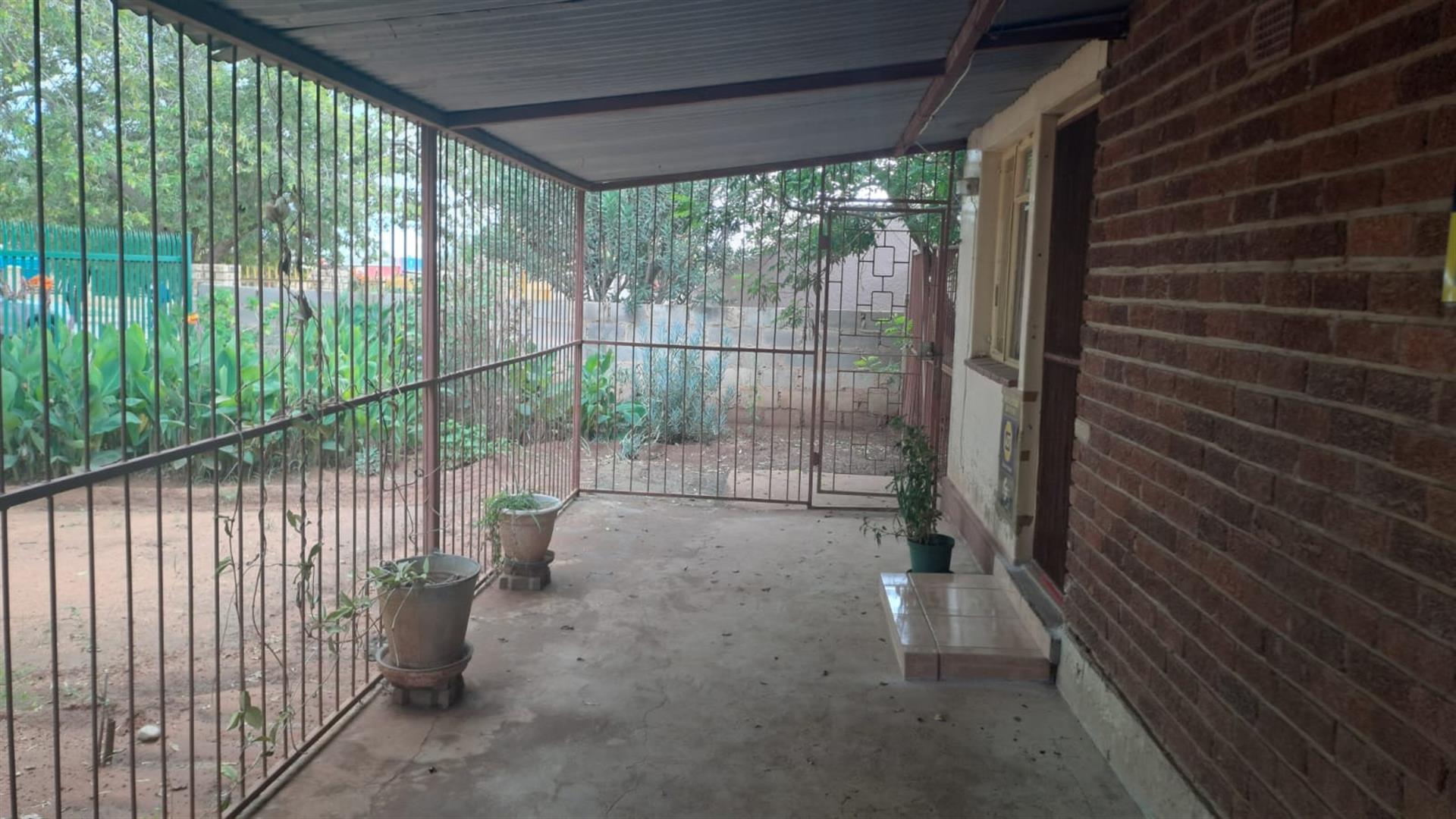 3 BEDROOM FAMILY HOUSE IN ROODEPAN FOR SALE