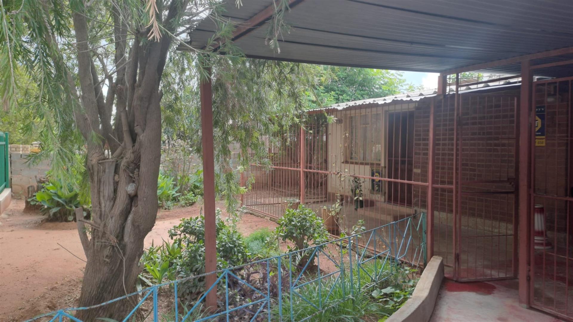 3 BEDROOM FAMILY HOUSE IN ROODEPAN FOR SALE