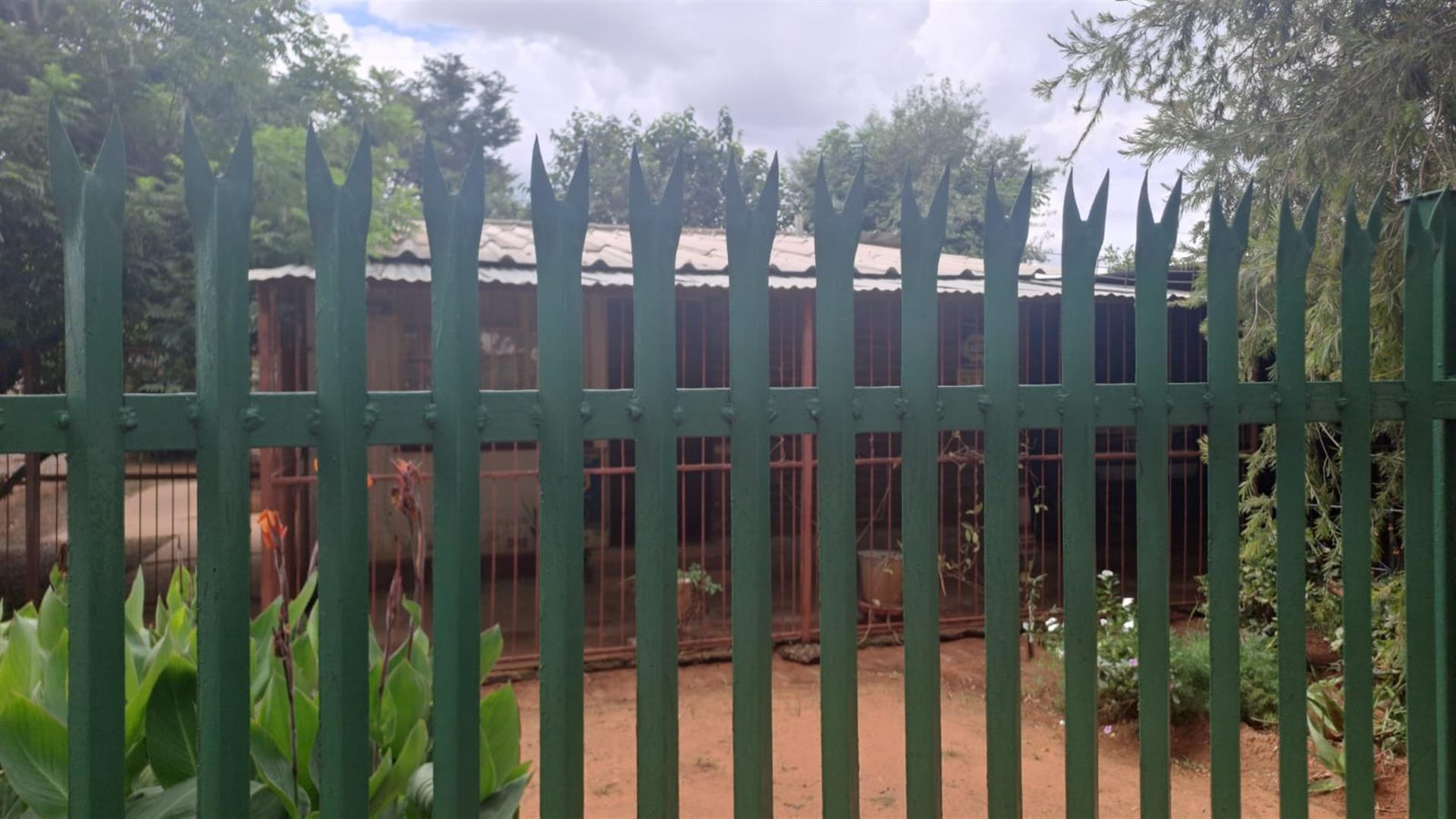 3 BEDROOM FAMILY HOUSE IN ROODEPAN FOR SALE