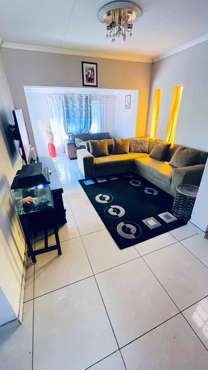 Ivestors!! Three Bedroom House with 3 1 bedroom Apartments for Sale in The Reeds, Centurion