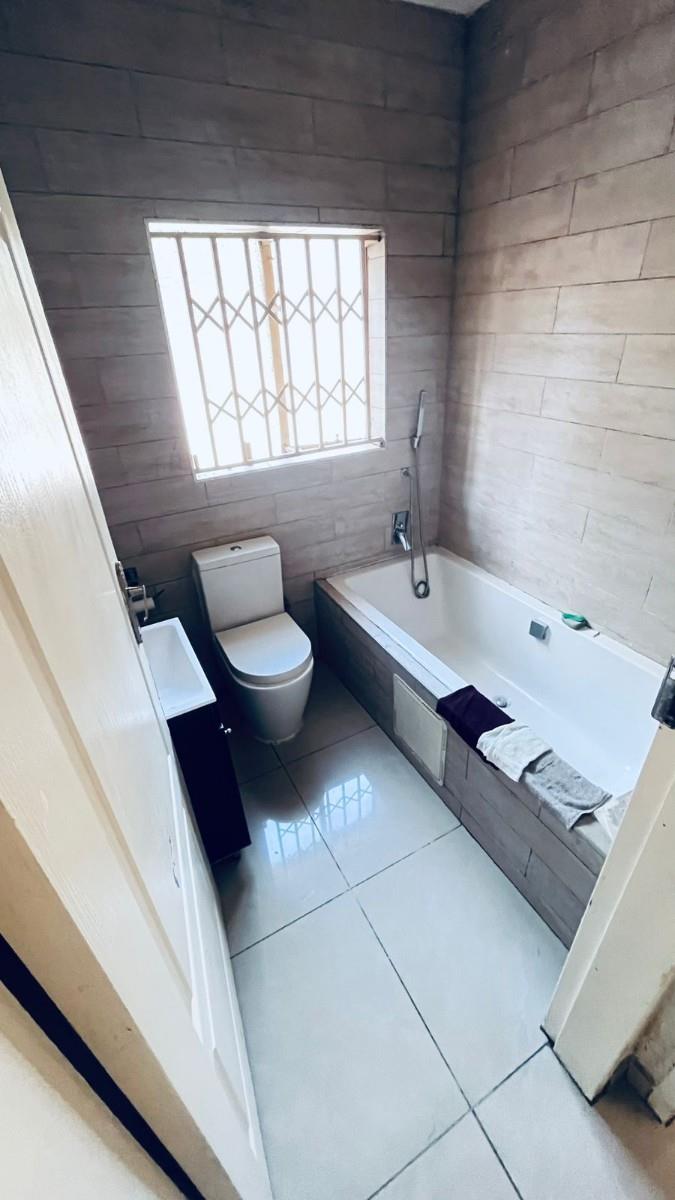 Ivestors!! Three Bedroom House with 3 1 bedroom Apartments for Sale in The Reeds, Centurion