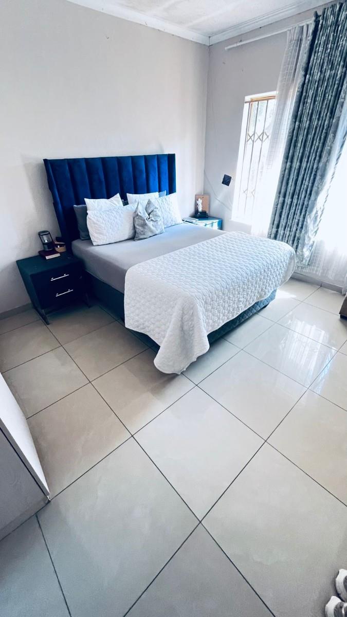 Ivestors!! Three Bedroom House with 3 1 bedroom Apartments for Sale in The Reeds, Centurion