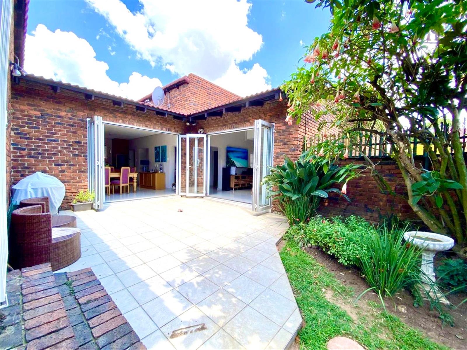 Spacious Townhouse in Sought-After Gallo Manor | Boomed-Off Security Estate
