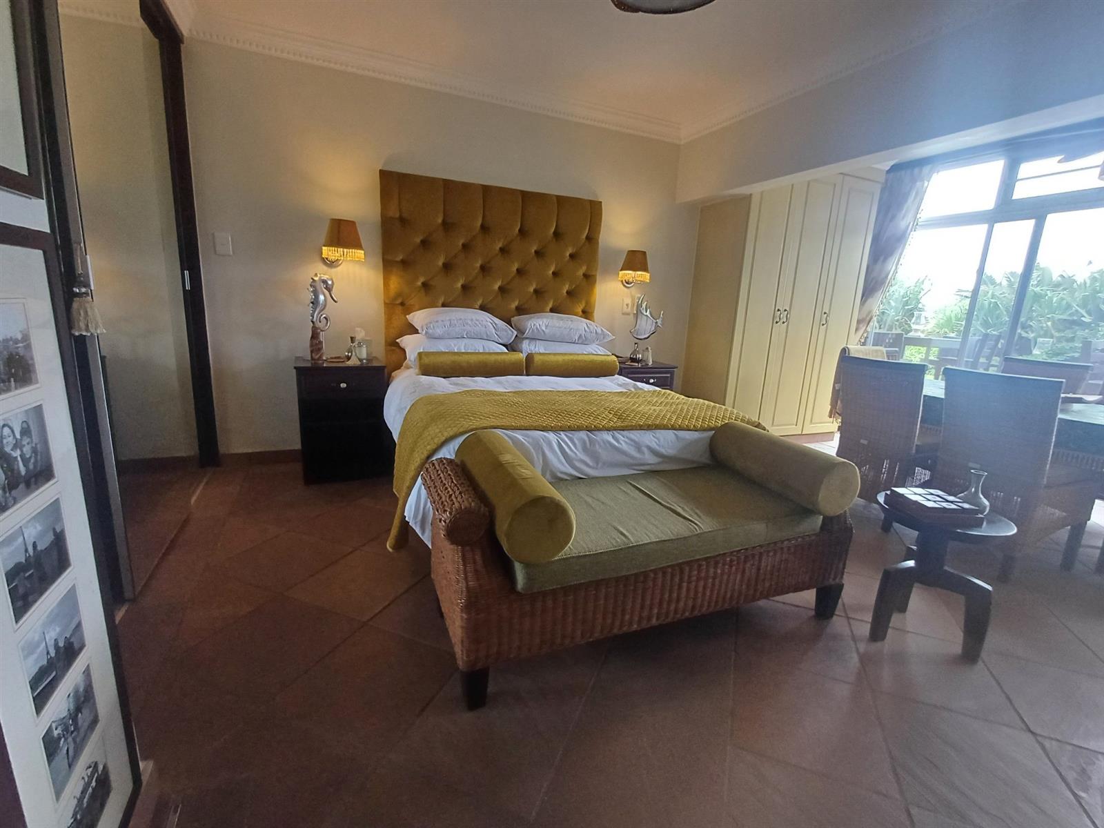 Quaint Seaside Bachelor Apartment in Umhlanga Rocks For Sale