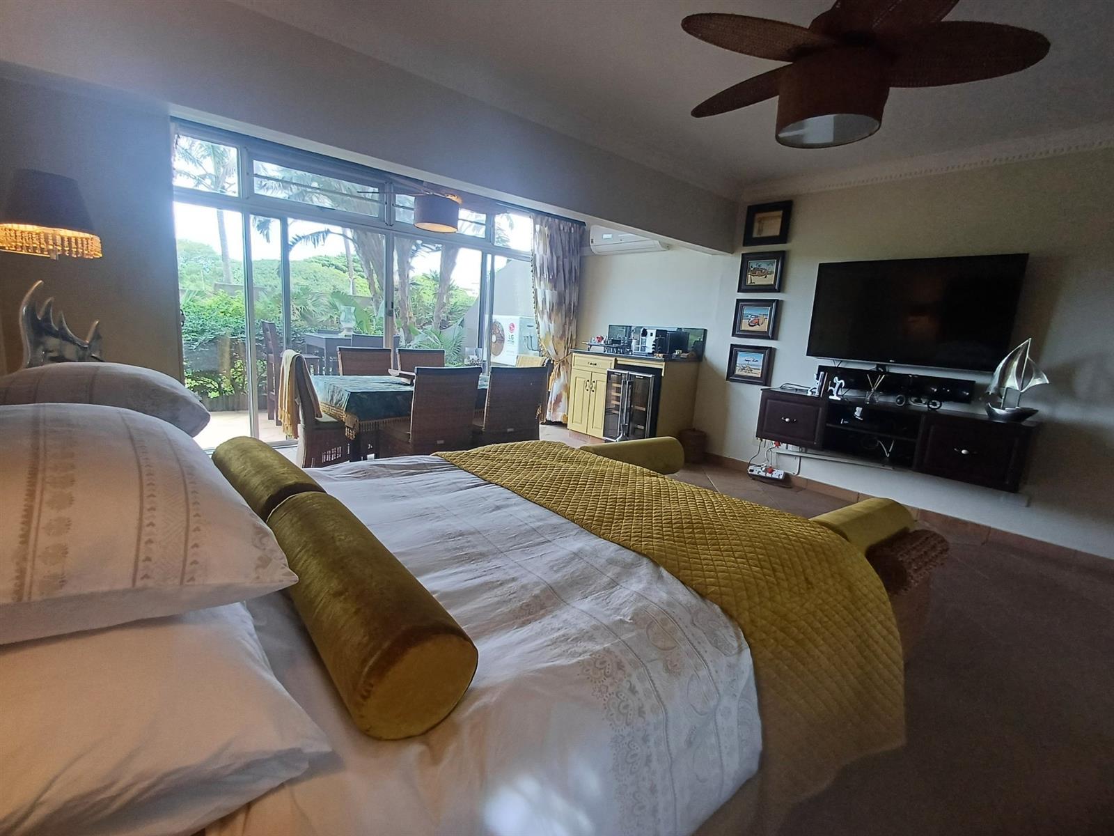 Quaint Seaside Bachelor Apartment in Umhlanga Rocks For Sale