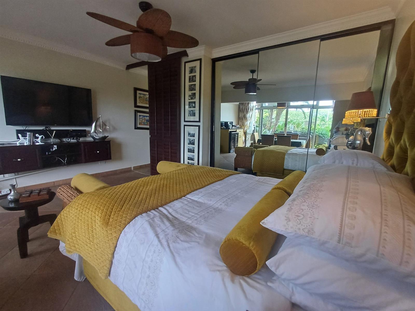 Quaint Seaside Bachelor Apartment in Umhlanga Rocks For Sale