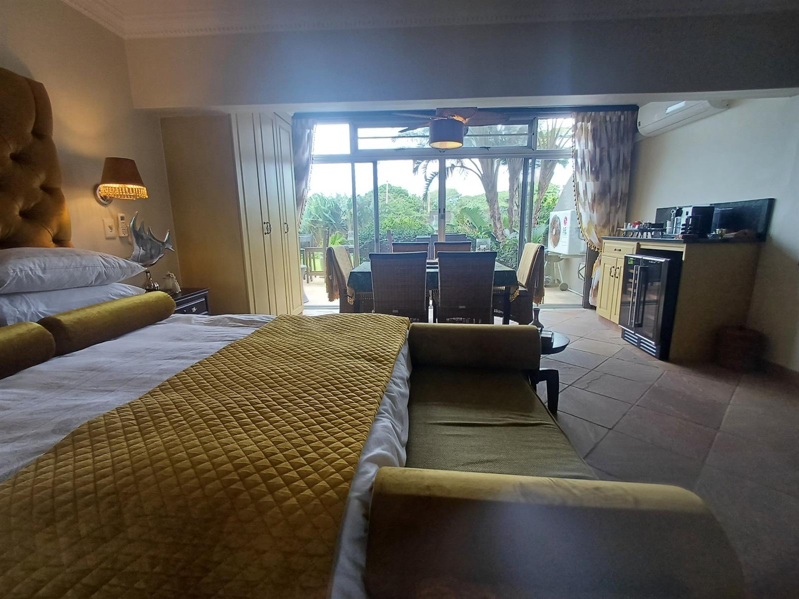Quaint Seaside Bachelor Apartment in Umhlanga Rocks For Sale
