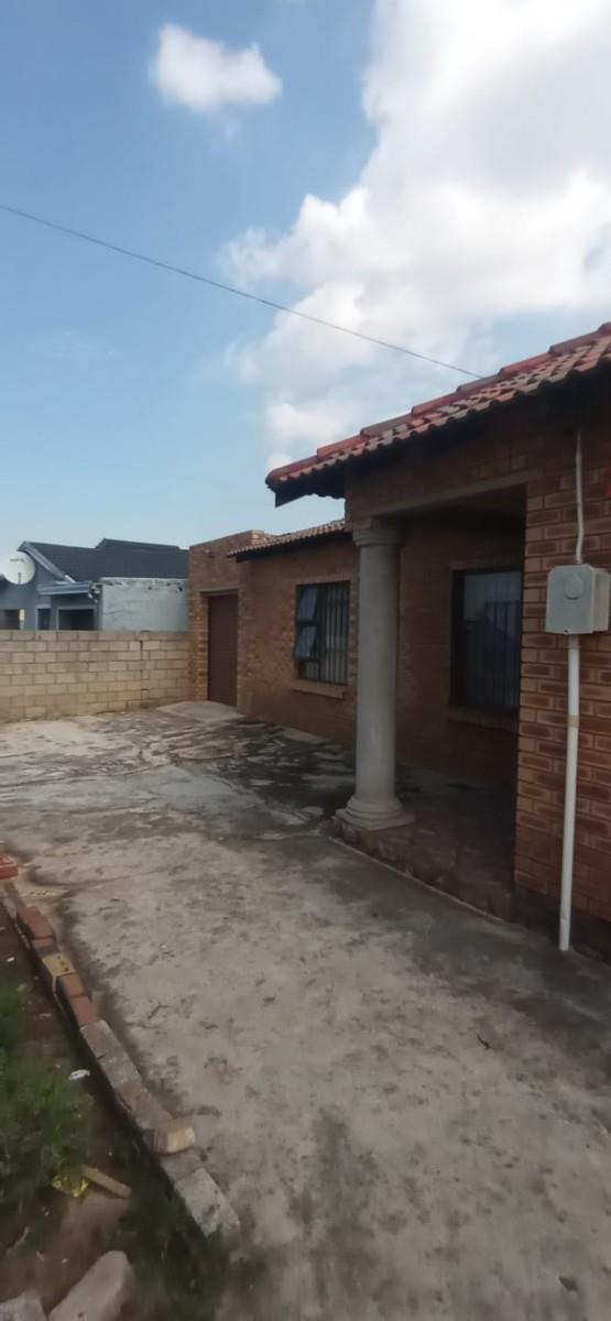 House For Sale in Meadowlands, Soweto
