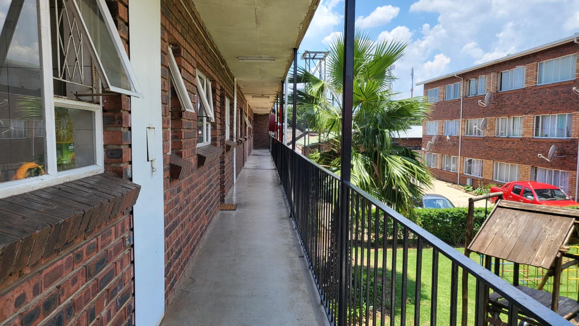 TO RENT - Spacious and neat 2-bedroom, 1-bathroom apartment on the 1st floor