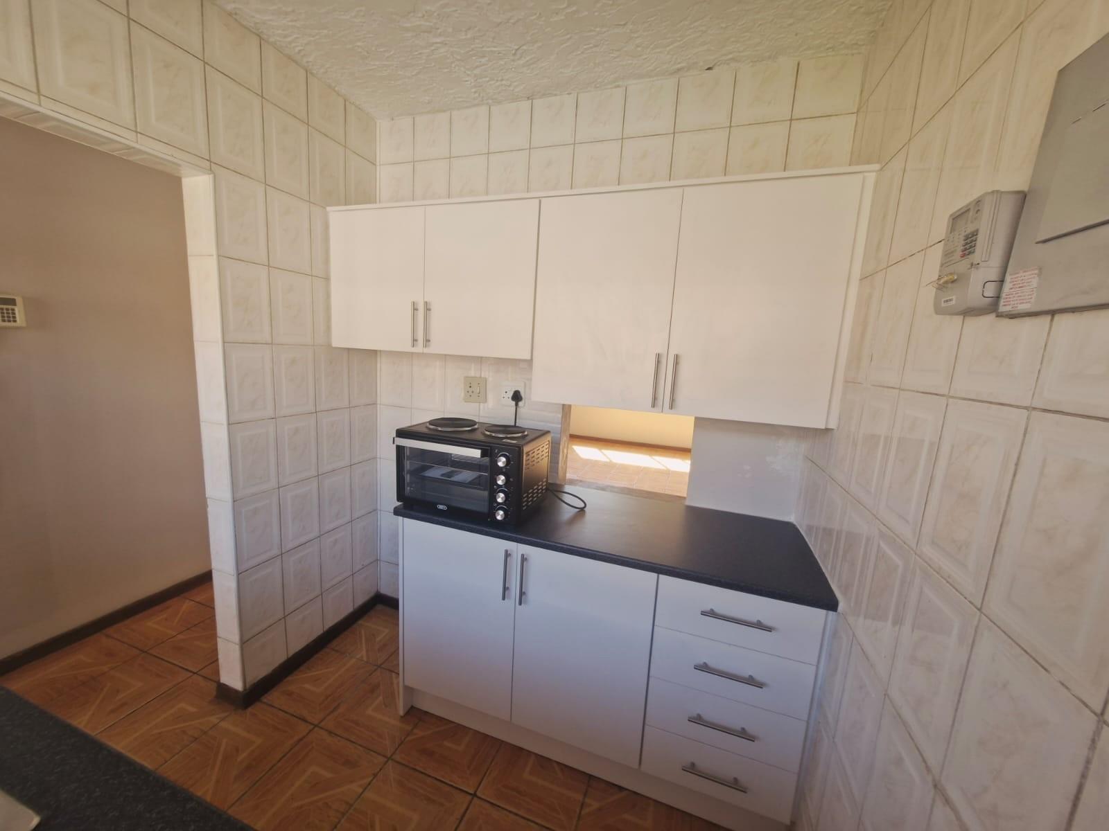TO RENT - Spacious and neat 2-bedroom, 1-bathroom apartment on the 1st floor