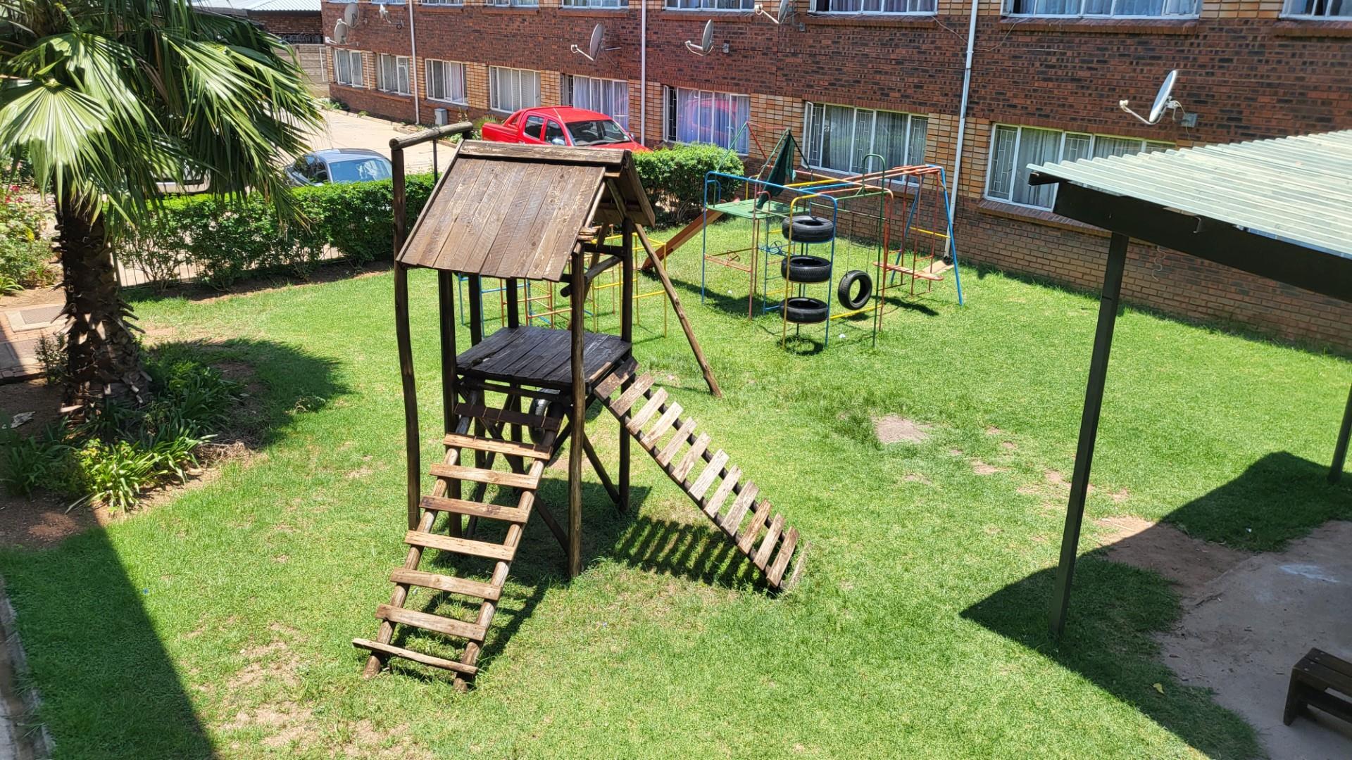 TO RENT - Spacious and neat 2-bedroom, 1-bathroom apartment on the 1st floor