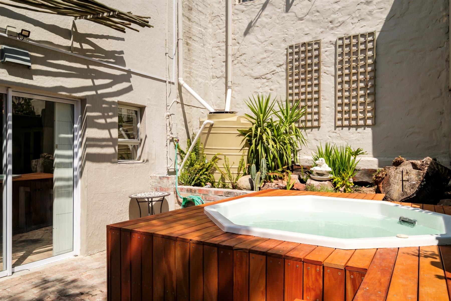 Apartment For Sale in Green Point, Western Cape