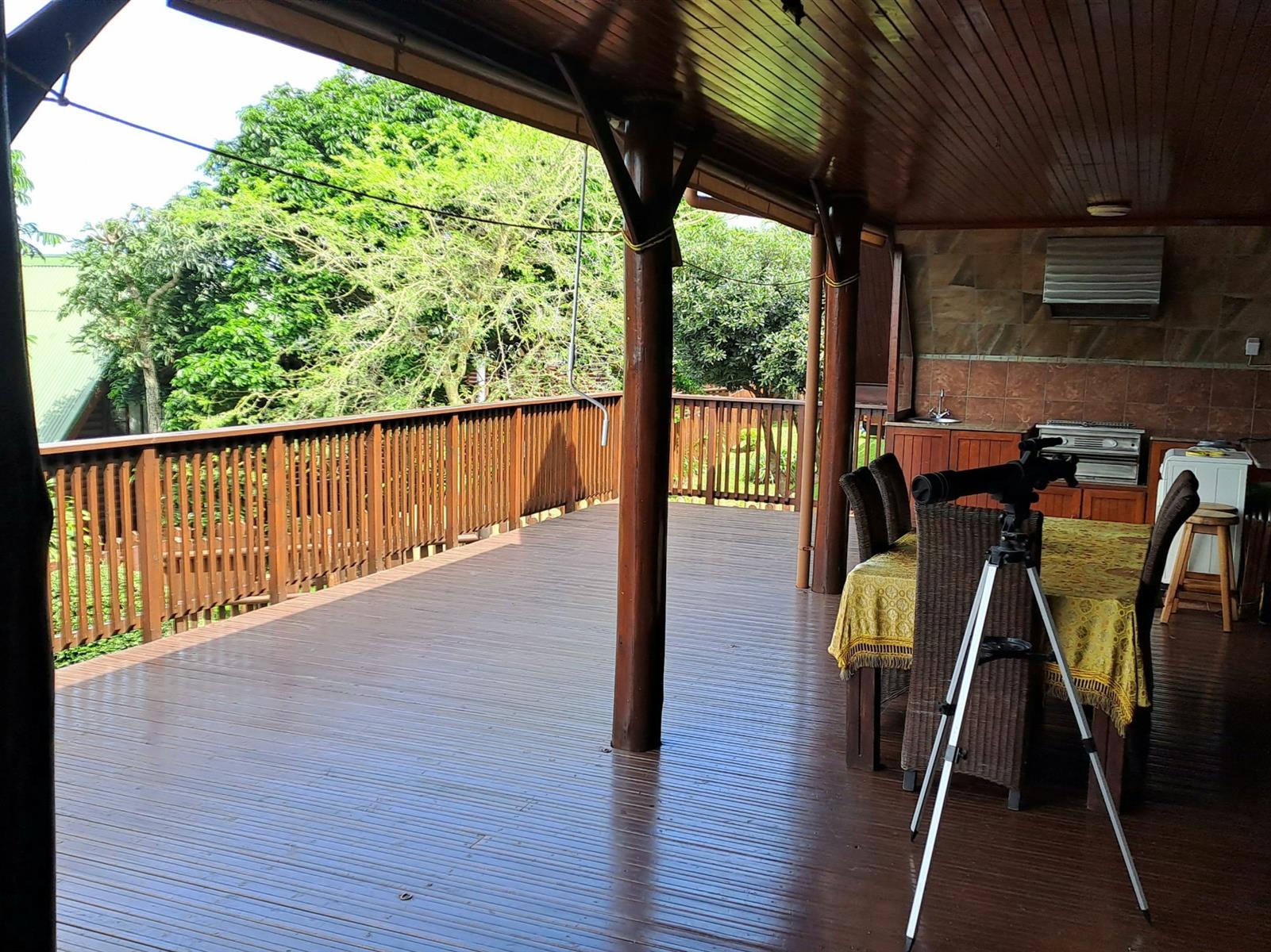 Upmarket loghome with beautiful sea views