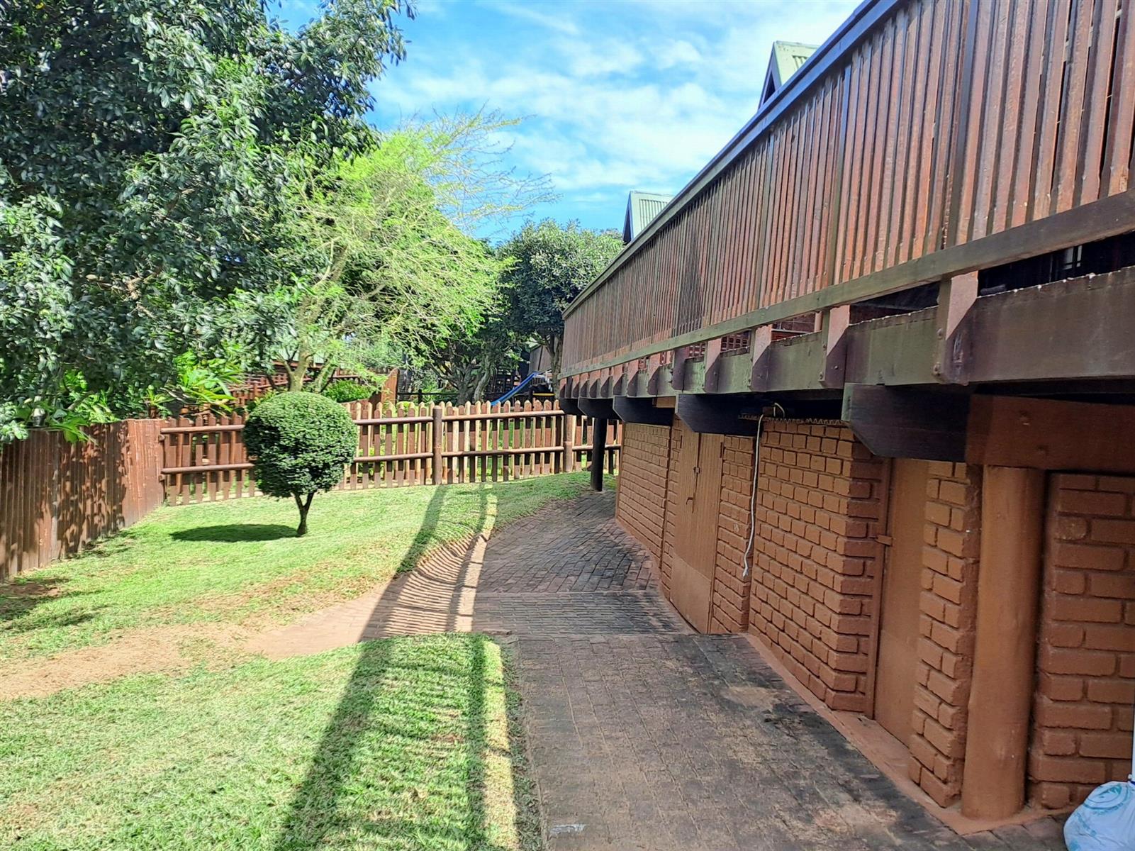 Upmarket loghome with beautiful sea views