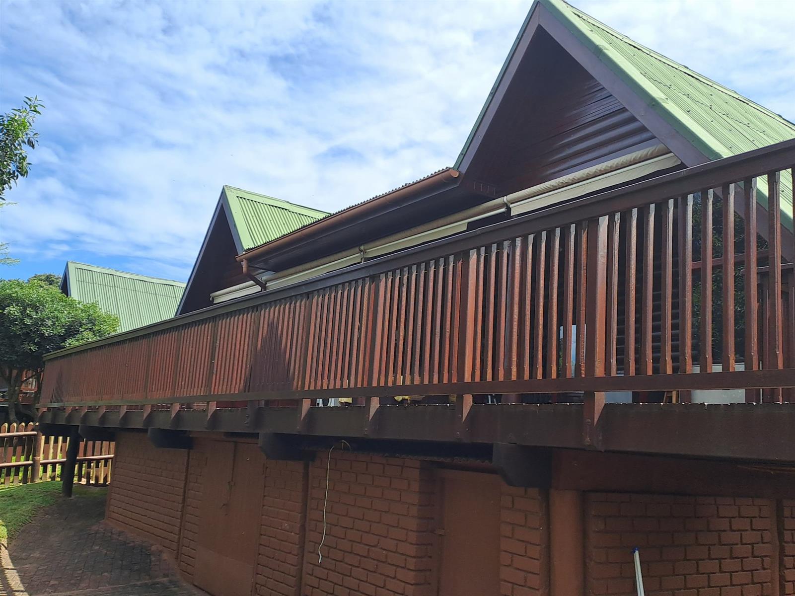 Upmarket loghome with beautiful sea views