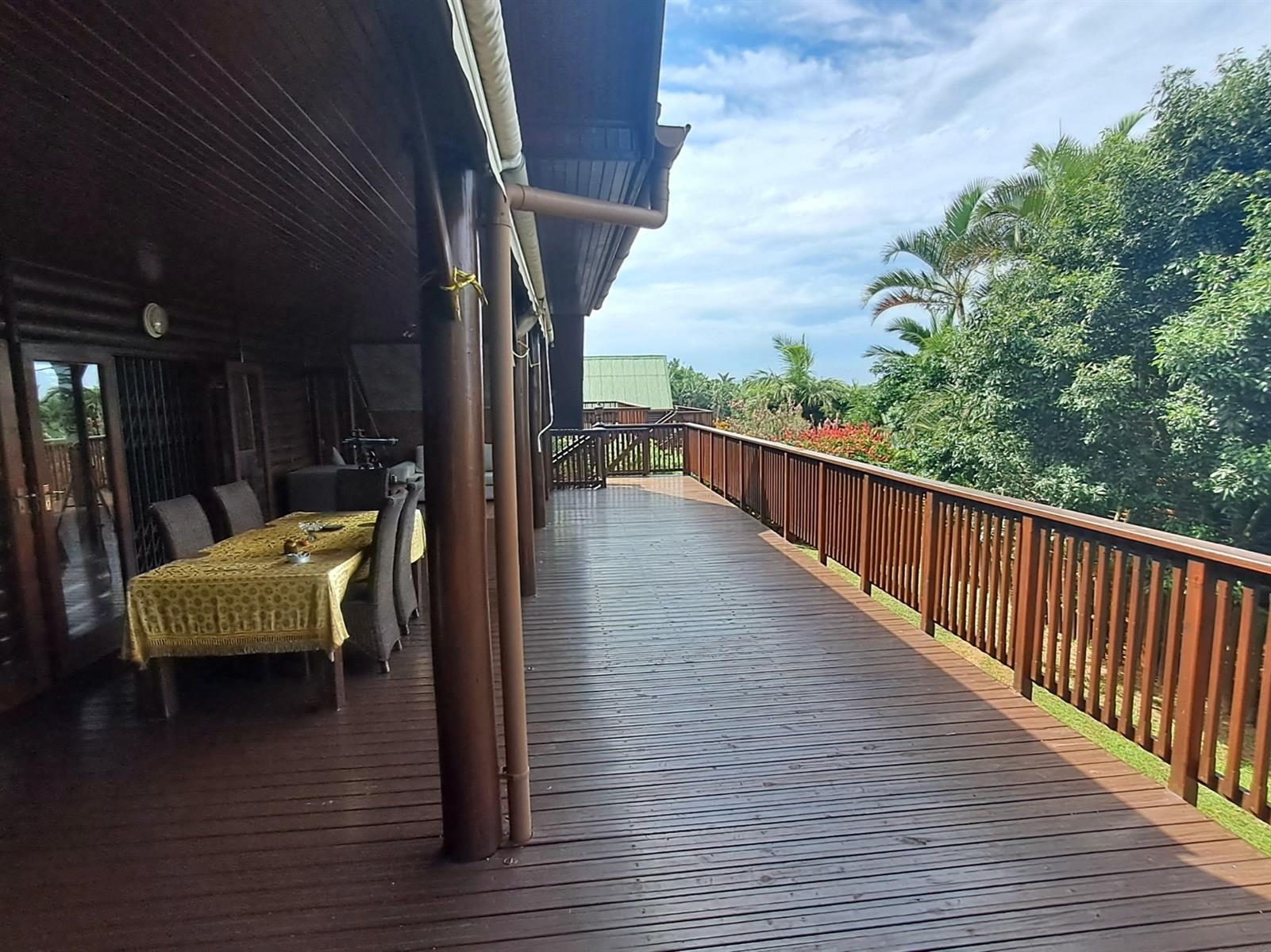 Upmarket loghome with beautiful sea views