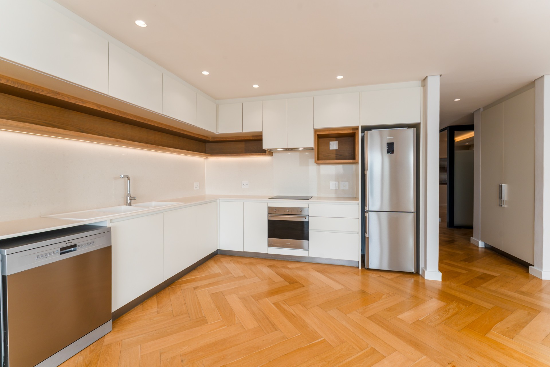 “Luxury Sea-Facing Apartment in Harbour Bay - Wake Up to False Bay Every Morning.”