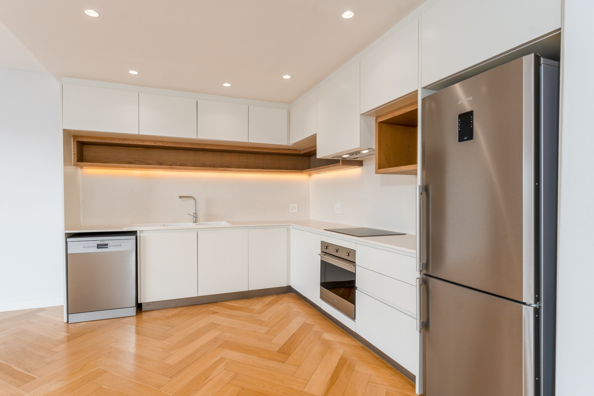 “Luxury Sea-Facing Apartment in Harbour Bay - Wake Up to False Bay Every Morning.”