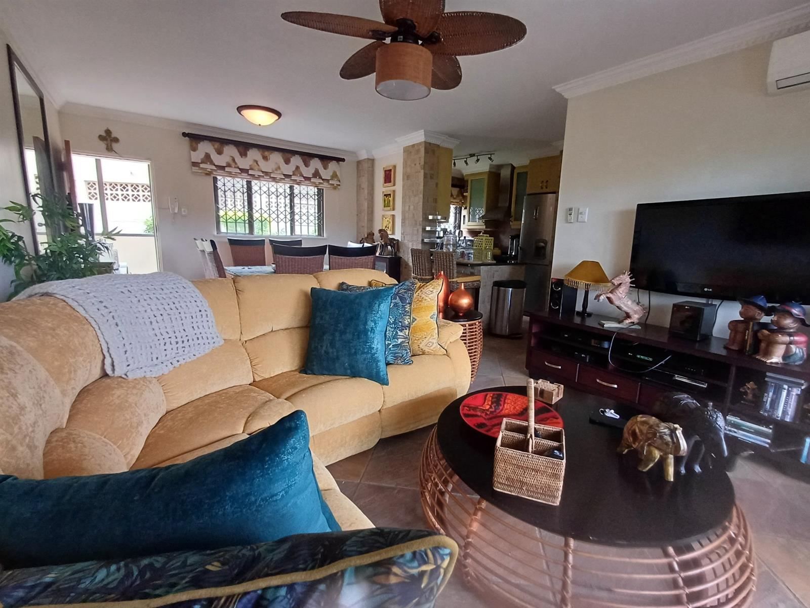 Beautiful 2 Bedroom Seaside Apartment on Umhlanga Promenade For Sale