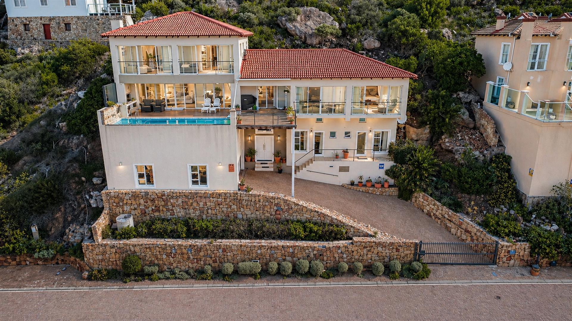 5 bedroom House For Sale in Cairnside, Simons Town