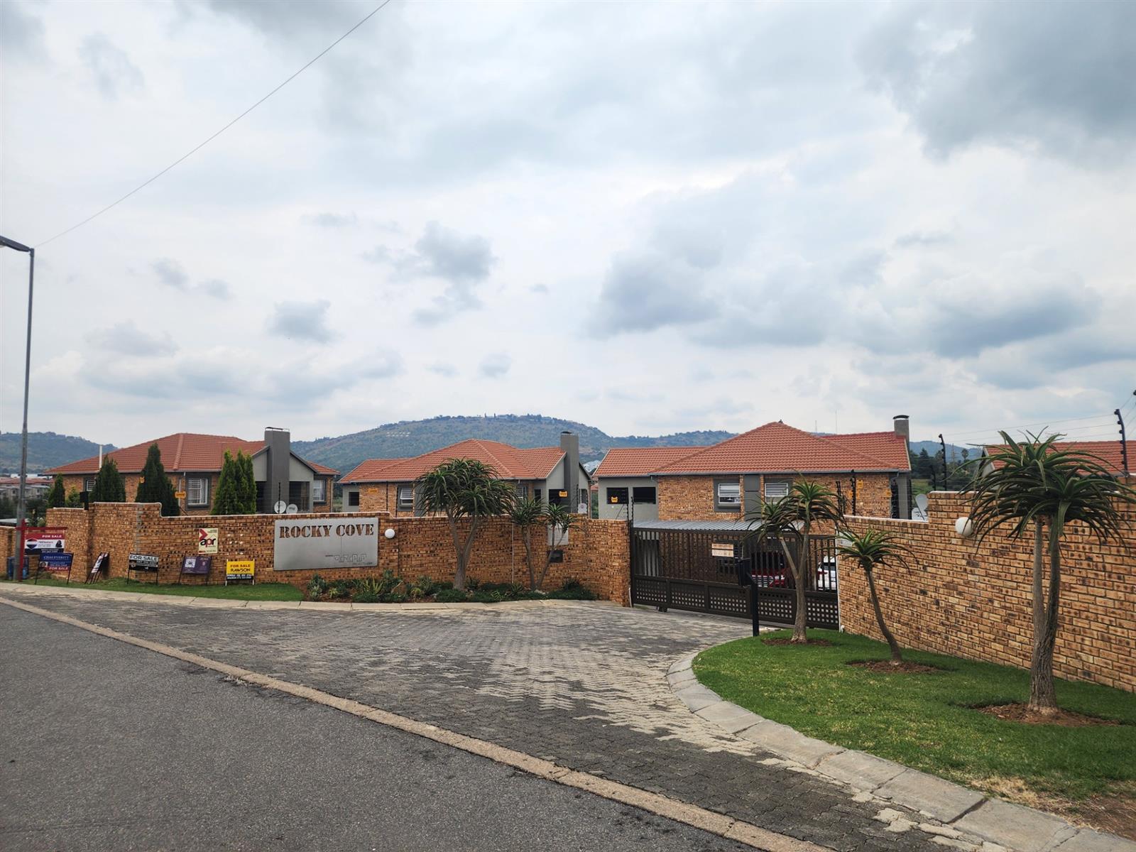 Apartment for sale in Wilgeheuwel, Roodepoort