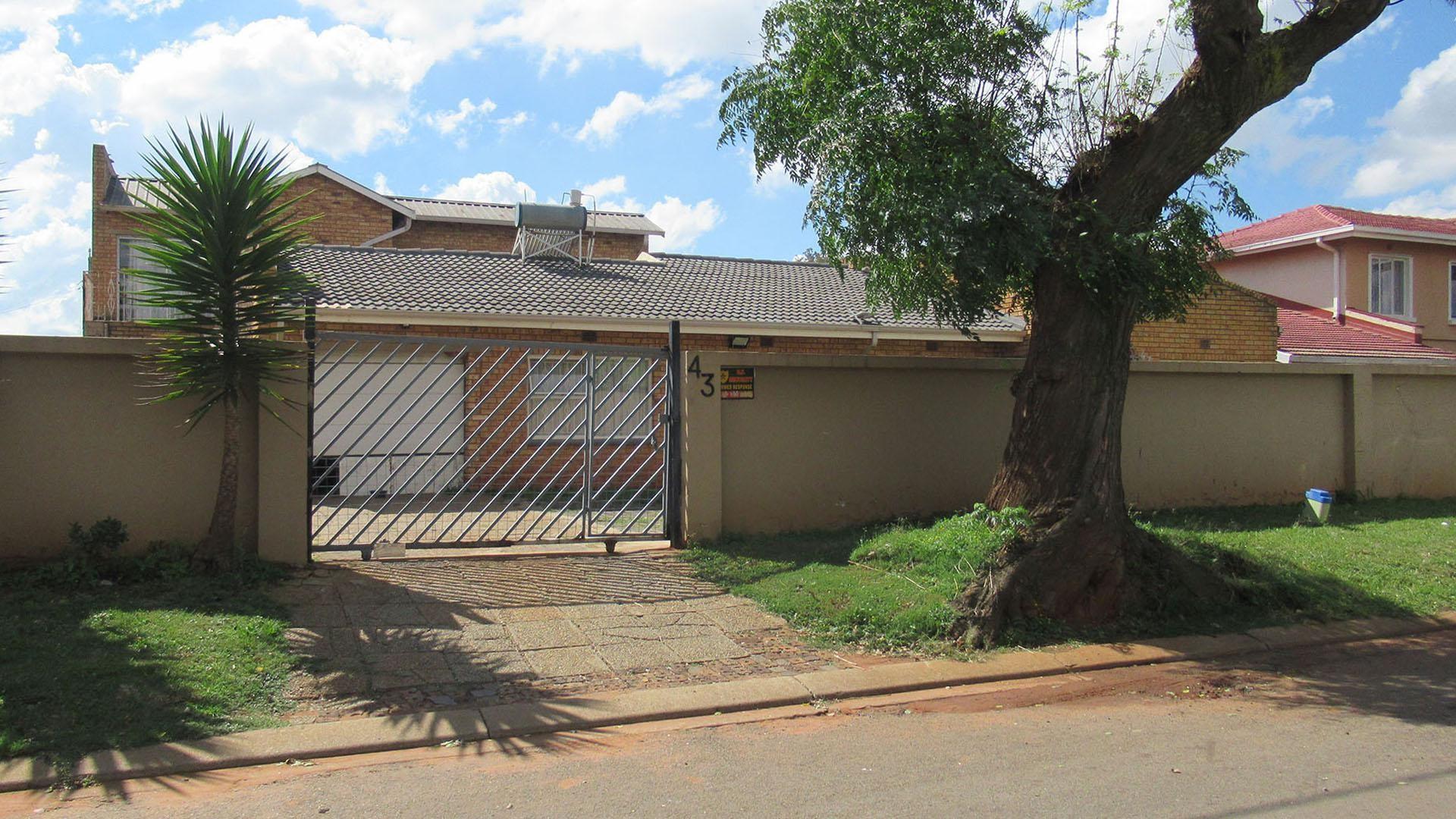 Income-Generating Property: 3-Bedroom House + 2-Bed Flat + Bachelor Unit on Double Stand