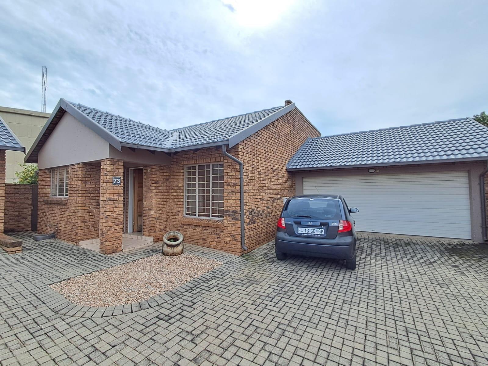 2 Bedroom Townhouse For Sale in Rooihuiskraal North Centurion Gauteng