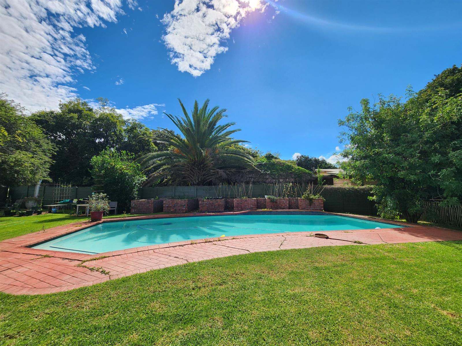 5 Bedroom, Including Flat, 3 Bathroom House with Pool, Borehole for sale in Valhalla Centurion