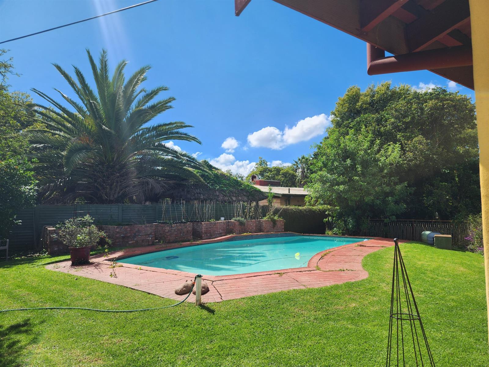 5 Bedroom, Including Flat, 3 Bathroom House with Pool, Borehole for sale in Valhalla Centurion