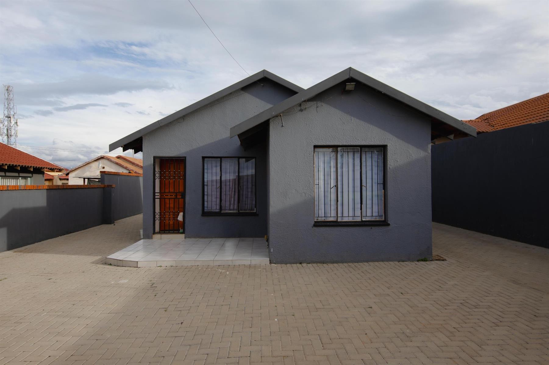 2 Bedroom House For Sale in Toekomsrus, Randfontein