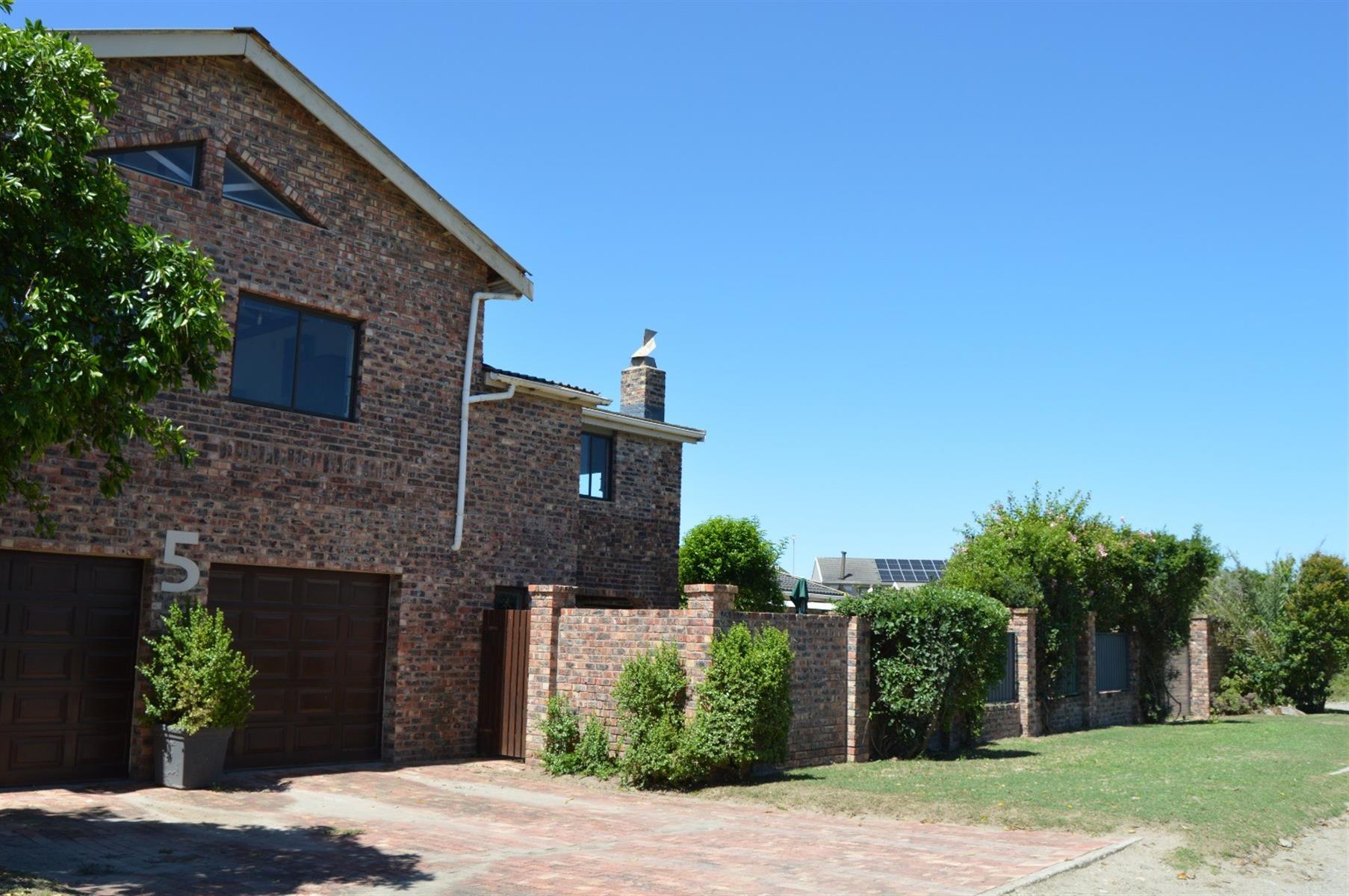 Double Story Face Brick house in the sought after part of Port Alfred