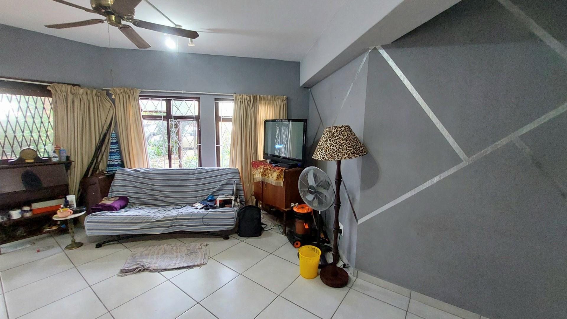 Pet-friendly coastal sanctuary steps from Manaba Beach