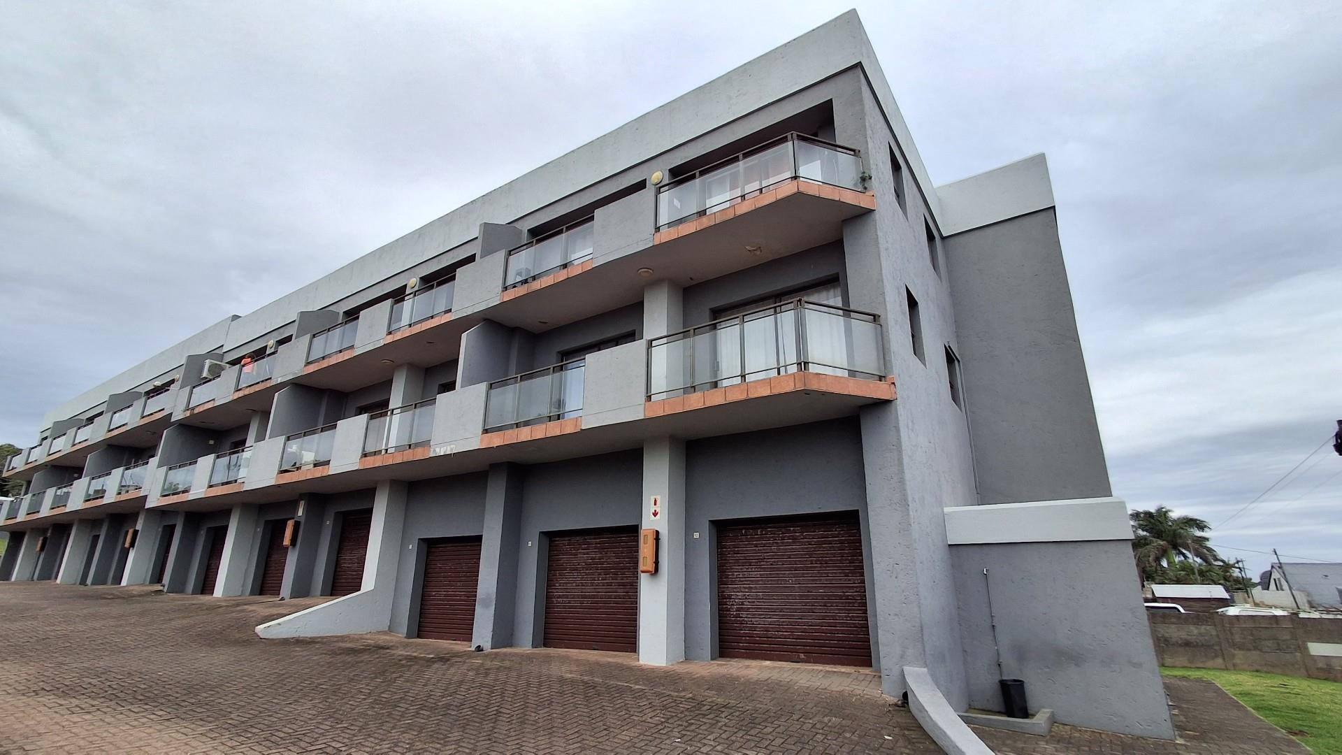 Modern coastal apartment overlooking pool in prime Manaba