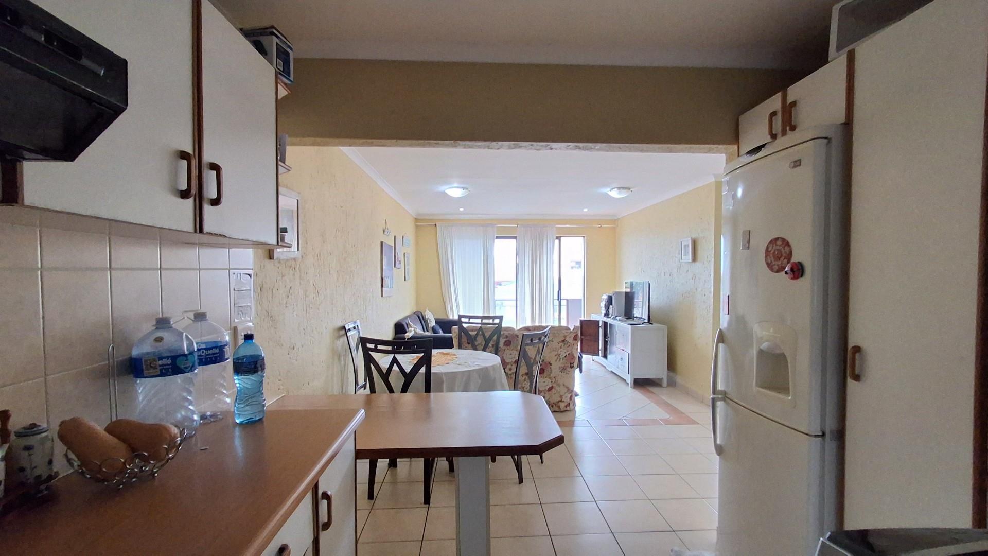 Modern coastal apartment overlooking pool in prime Manaba