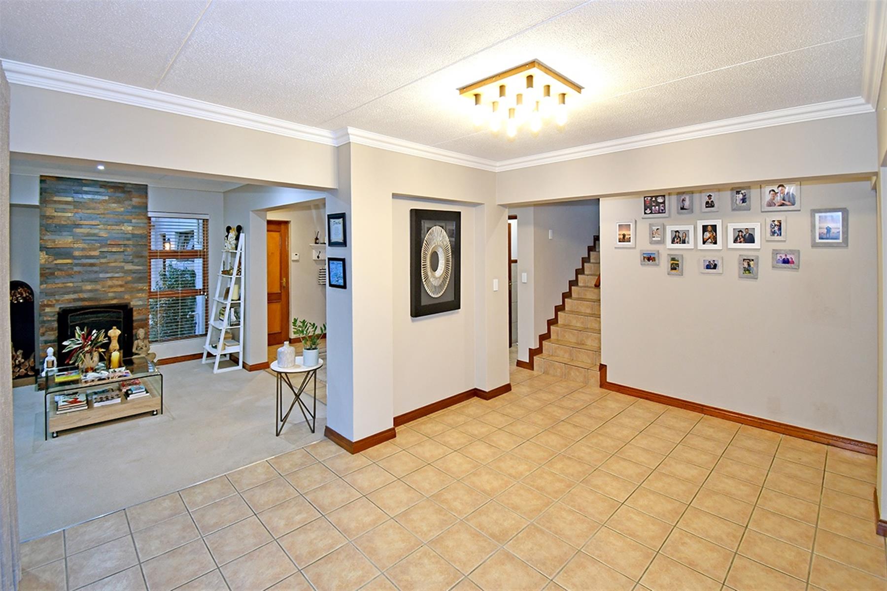 Effortless Luxury and Secure Estate Living in Prestigious Villa di Castello, Sunninghill