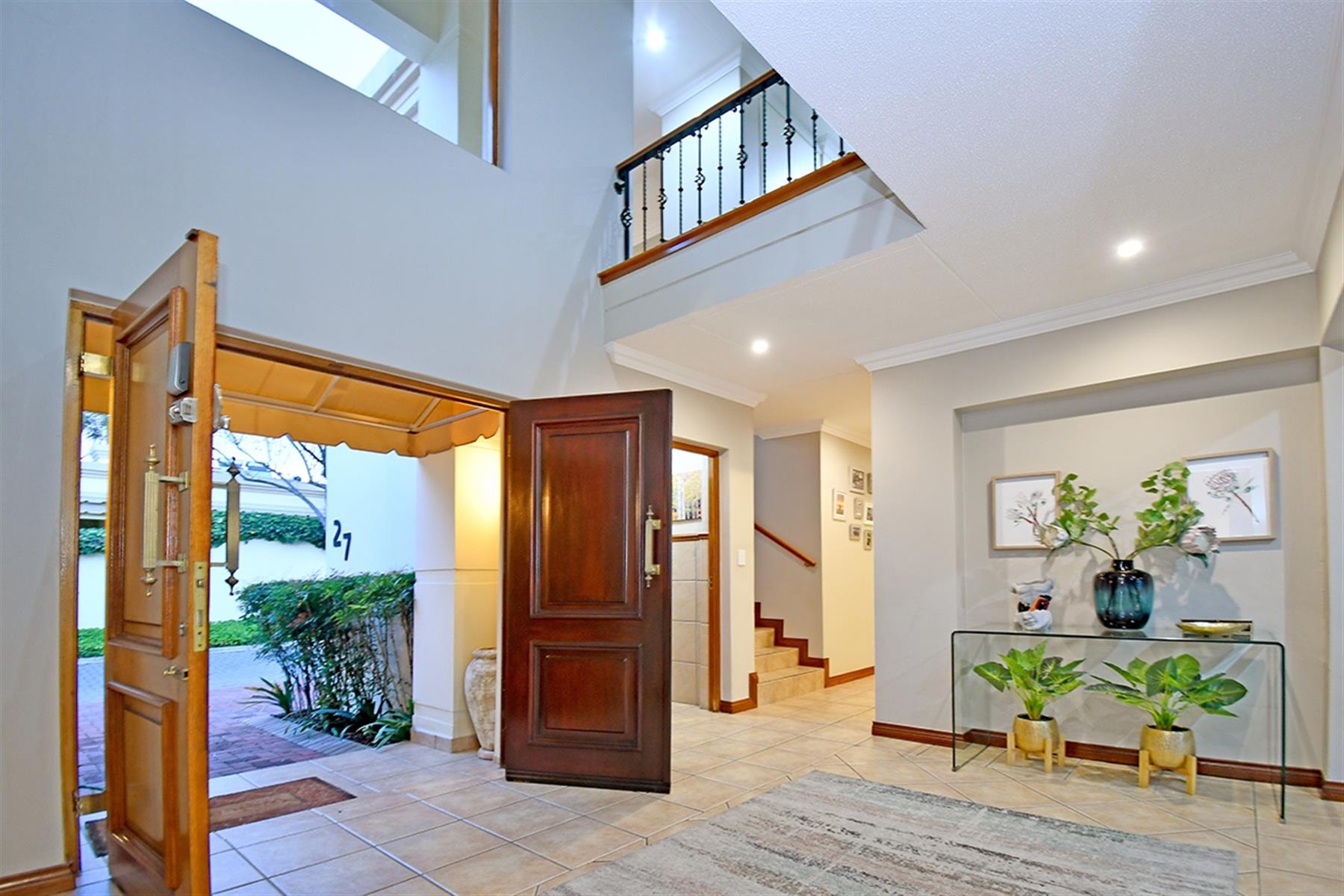 Effortless Luxury and Secure Estate Living in Prestigious Villa di Castello, Sunninghill