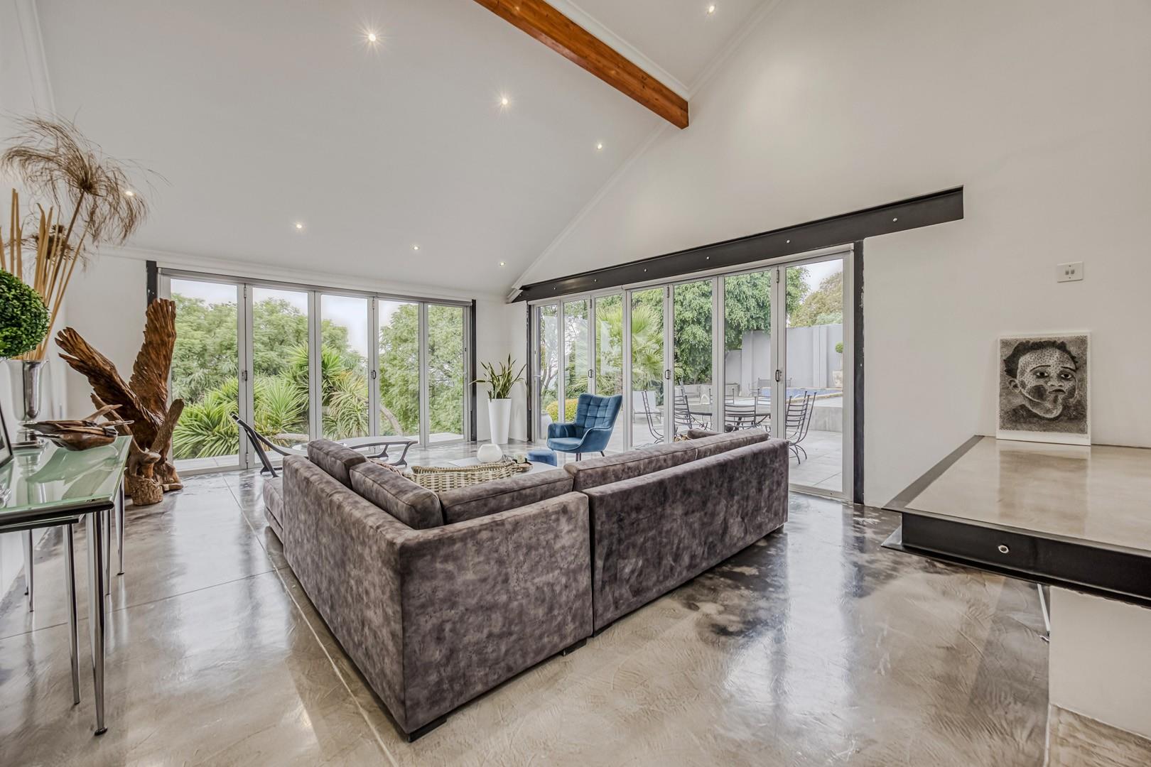 Hillside Luxury Home with Panoramic Views
