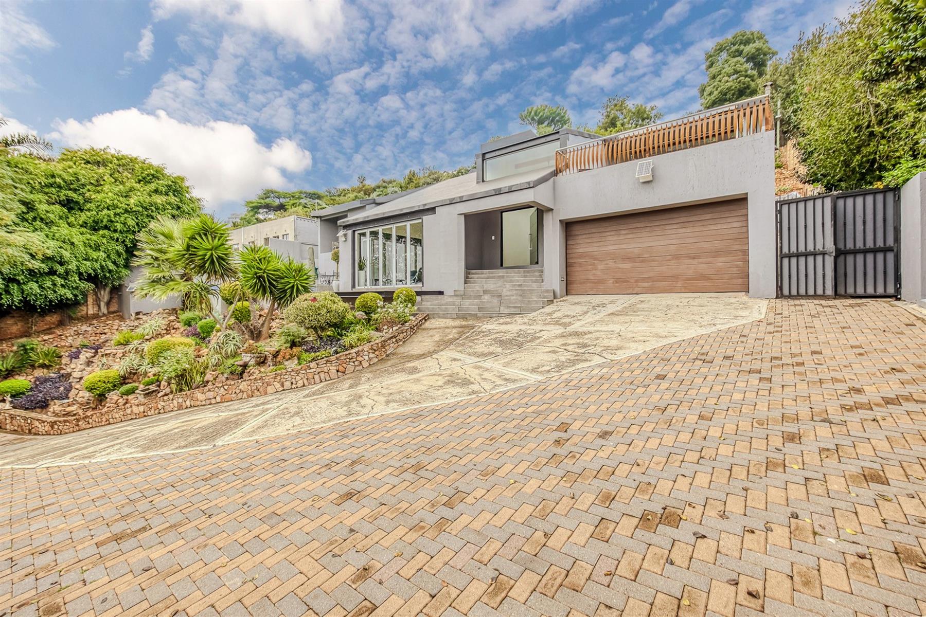 Hillside Luxury Home with Panoramic Views