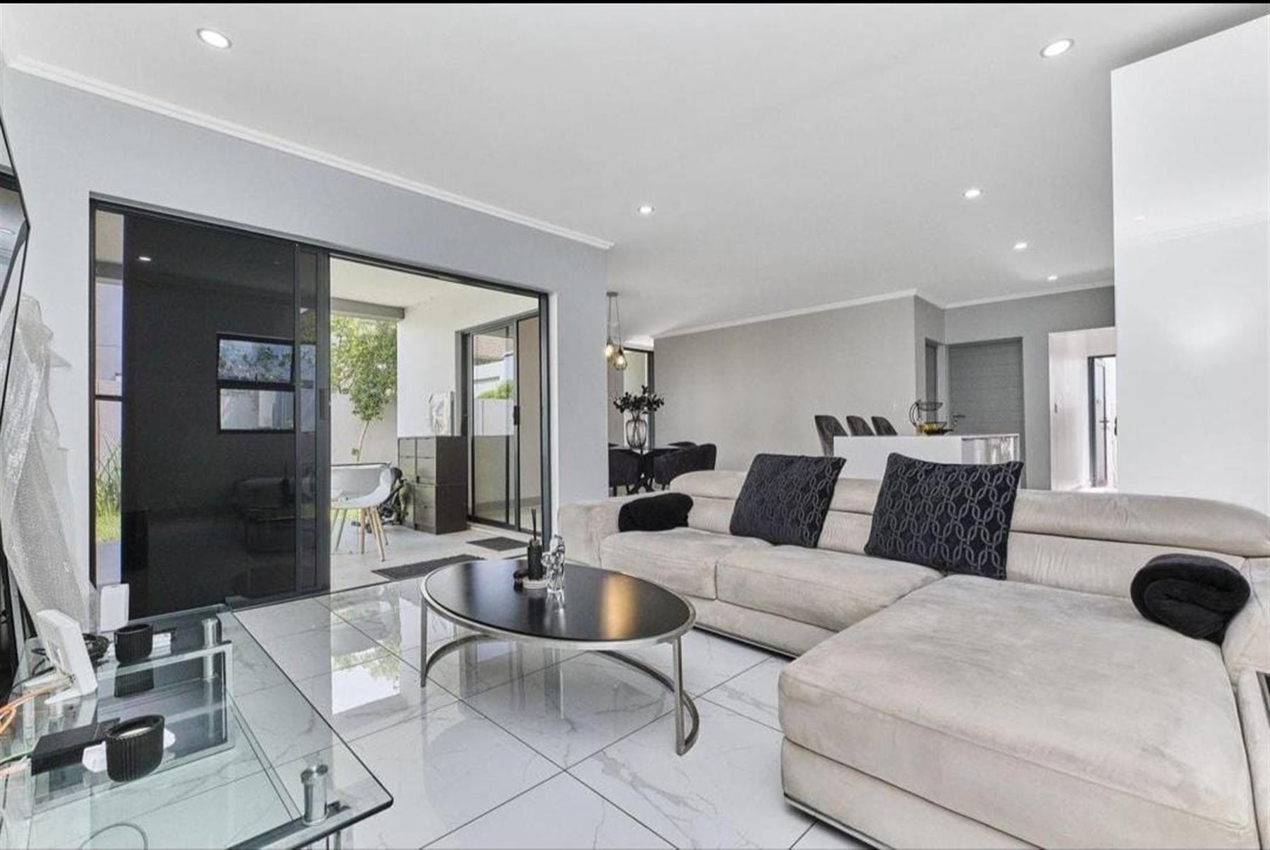 Townhouse for sale in Broadacres, Sandton, 245 m²