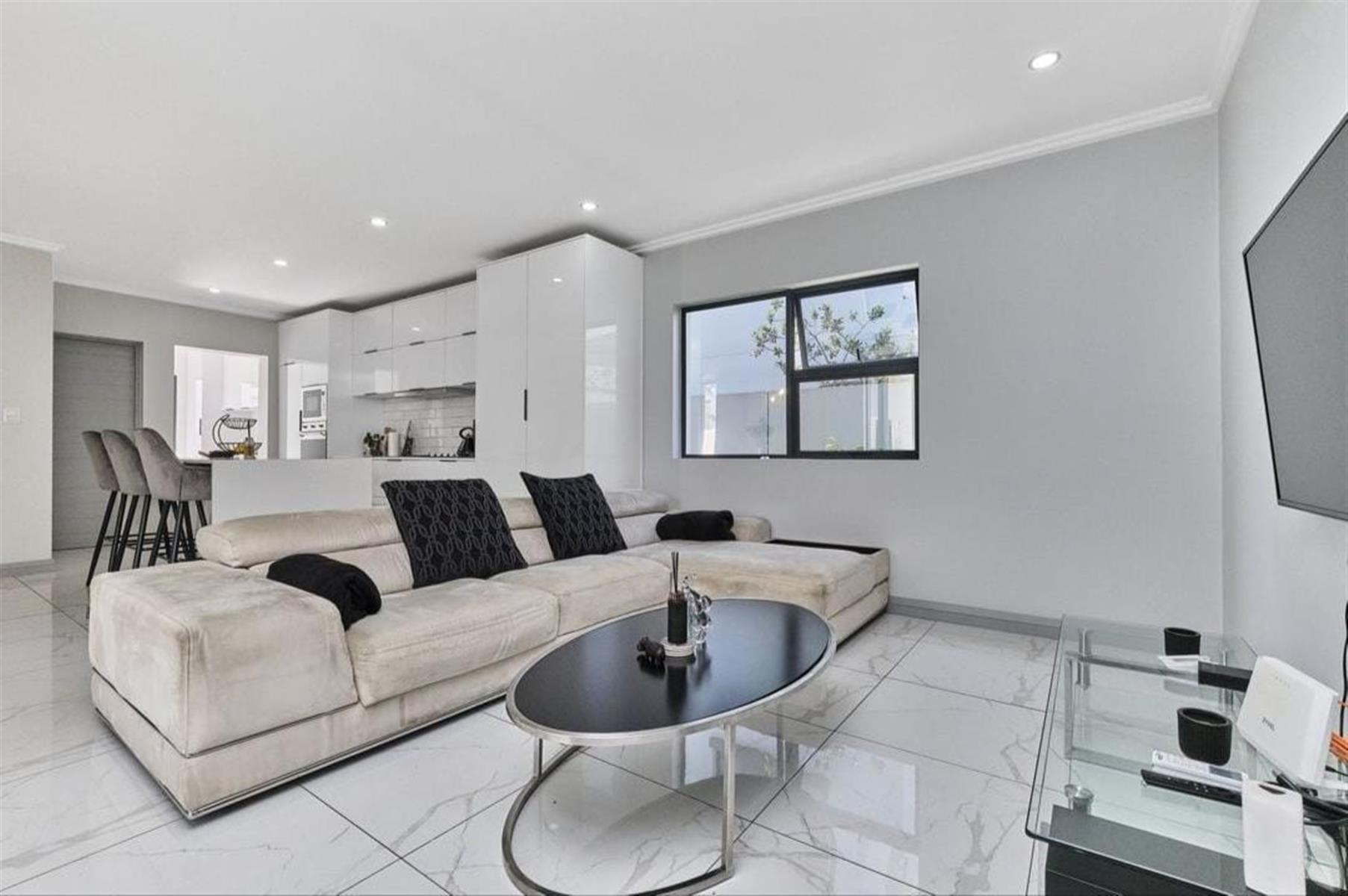 Townhouse for sale in Broadacres, Sandton, 245 m²