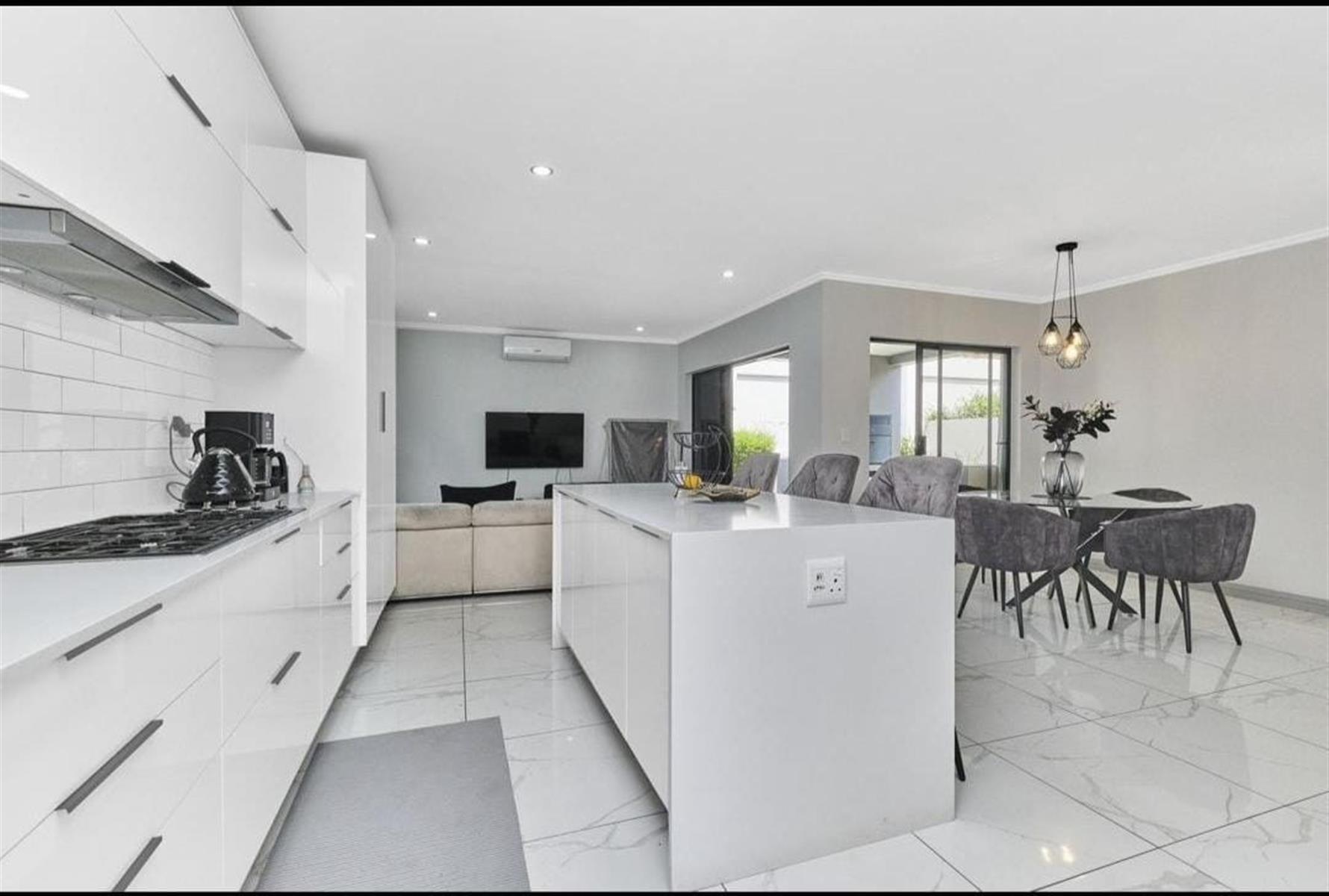 Townhouse for sale in Broadacres, Sandton, 245 m²