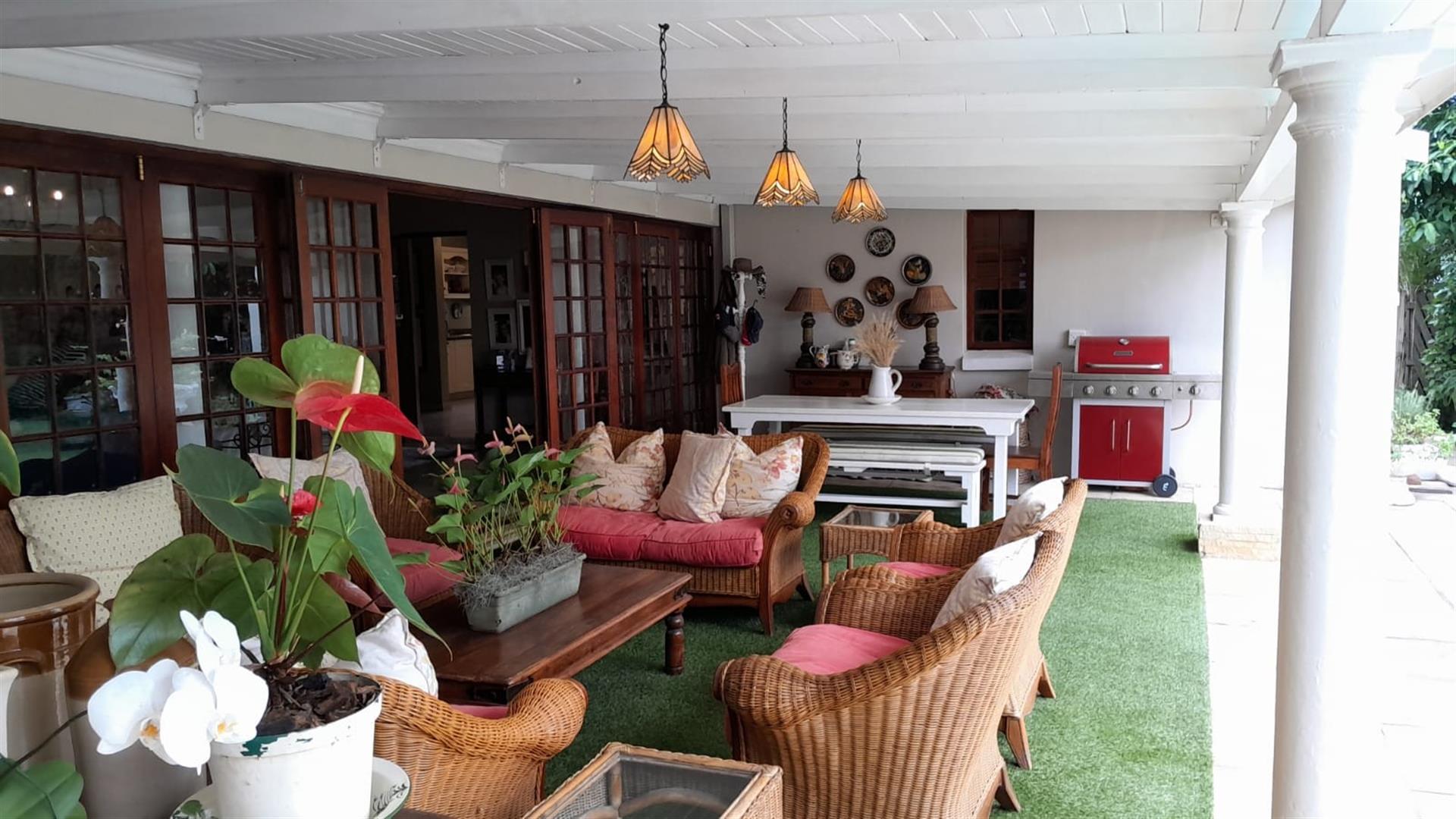 LUXURY HOME IN TRANQUIL ESTATE - BALLITO, KZN