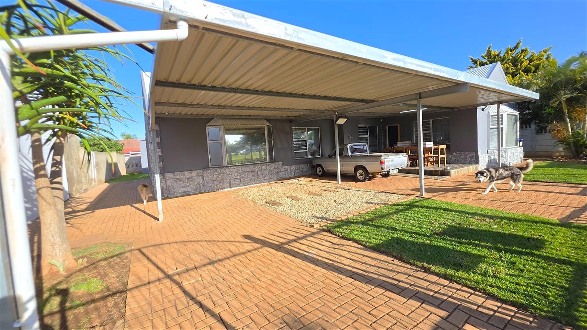 Spacious 4 Bedroom Family Home with Entertainment area | Near Beaches, Surf Spots