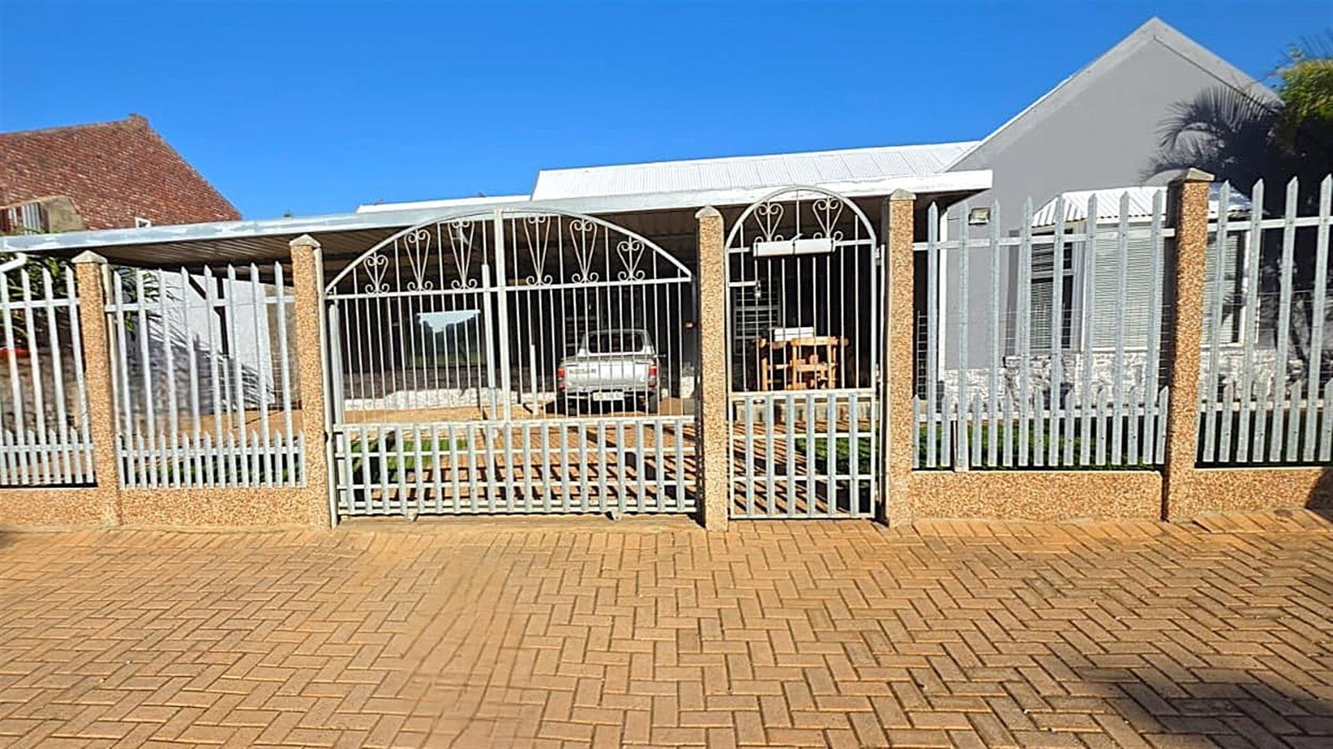 Spacious 4 Bedroom Family Home with Entertainment area | Near Beaches, Surf Spots